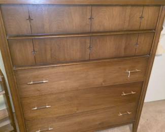 BROYHILL CHEST