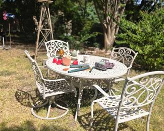 Table w/4 chairs