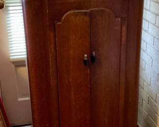 Red wok electric, old radio cabinet from 1920’s