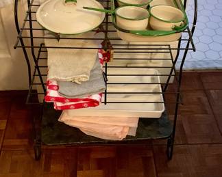 Cute wire shelf, granite ware