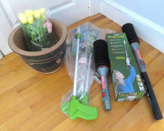 Lot 174: BugZooka and Critter Catcher pest-control devices and Planter