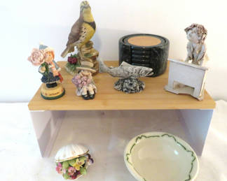 Lot 118: Assorted decorative figurines and ceramic ornaments