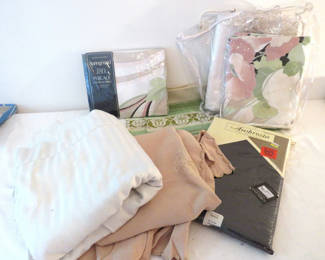 Lot 119: Queen-Size Egyptian Cotton Bedding and Table Linens
