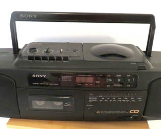 Lot 114: Sony CFD50 AM/FM CD Cassette Boom Box