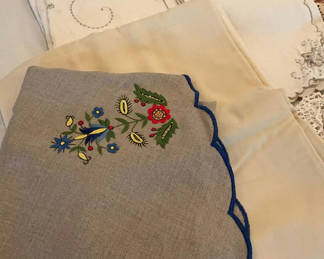 Lot 60: Vintage Table Linens