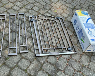Lot 54: Portable baby play yard with Baby or Pet gate for doorway