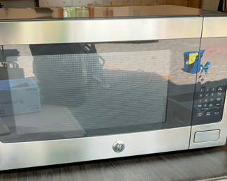 Lot 180: GE Microwave