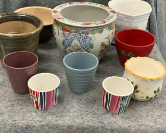 Lot 27: Collection of assorted ceramic plant pots and containers
