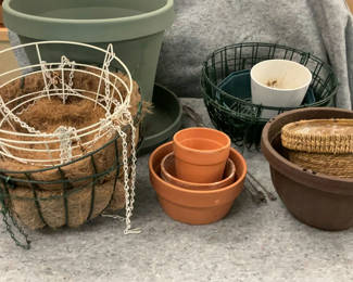 Lot 28: Assorted garden pots, baskets, and planters