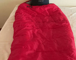 Lot 67: Glacier's Edge red sleeping bags with logo patch