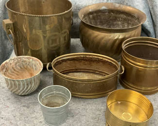 Lot 26: Assorted metal containers and pots
