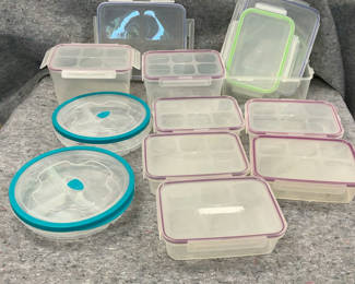 Lot 31: Assorted Rubbermaid and Snapware plastic storage containers lids