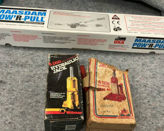 Lot 17: Maasdam Pow'r-Pull Hydraulic Puller Kit and Accessories