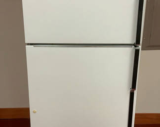 Lot 199: Kenmore Refrigerator