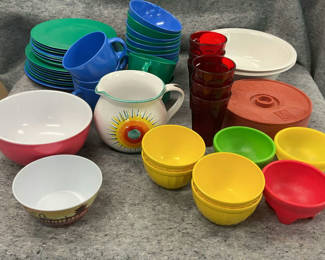 Lot 33: Colorful Plastic dinnerware and drinkware assortment