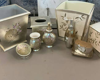 Lot 192: Two Pretty Sets Of Painted Bathroom Decor