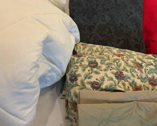 Lot 86: Twin Bedding