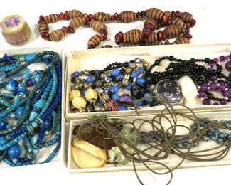 Lot 174: Mixed lot of Costume Jewelry Necklaces 