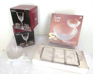 Lot 148: Glass Kitchen Serving Ware Arcoroc Chip and Dip