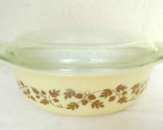 Lot 21: Vtg Pyrex Golden Acorn Covered Cassarole Dish