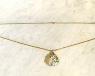 Lot 16: 12k Gold Necklace with Nugget and Agate Pendant