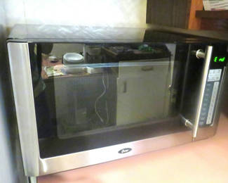 Lot 160: Oster Model OGG61101 Microwave 1000 Watt
