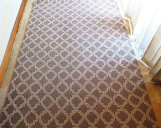 Lot 35: 4x6 cotton area rug gray and white diamond pattern