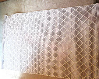 Lot 58: Beige Diamond Pattern Small Area Rug
