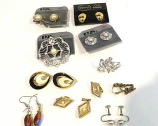 Lot 92: Costume Jewelry Earrings 1928 Monet with Pendant