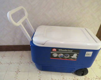 Lot 47: Igloo Wheelie Cool Cooler with Handle and wheels