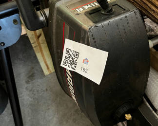 Lot 162: Mariner 4 hp outboard motor with mounting bracket