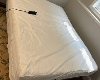 Lot 80: Bed with remote control