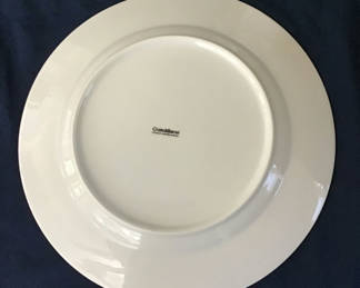 Lot 39: 11 dinner plates: Crate & Barrel green-rimmed plates