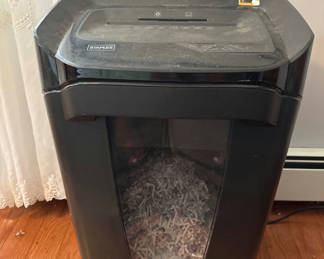 Lot 69: Staples Paper Shredder