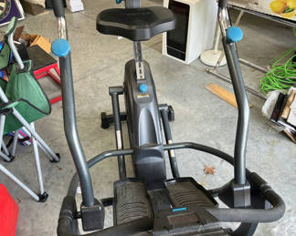 Lot 105: Teeter exercise machine (elliptical/cross-trainer)