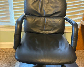 Lot 171: Black leather executive office chair