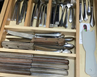 Lot 32: Assorted kitchen cutlery and knives