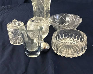 Lot 45: Crystal glassware collection: vases, bowls, jars