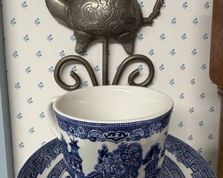 Willow Pattern Cup and Saucer Display Stand
