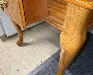 Thomasville Queen Anne Style Oak End Table