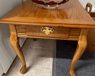 Thomasville Queen Anne Style Oak End Table
