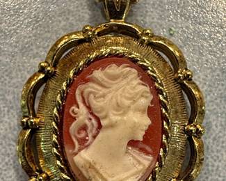 Vintage Gold Tone Cameo Pendant Necklace