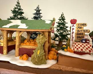 Department 56 Harvest Crossing Farmer's Market & Pumpkin Wagon