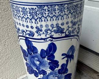 Chinoiserie Blue and White Porcelain Umbrella Stand