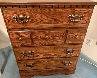 Traditional Style Oak Veneer Chest of Drawers