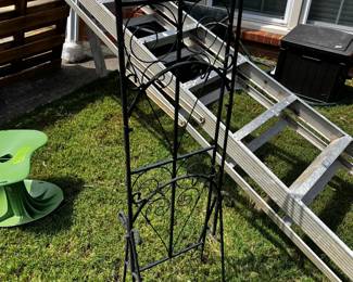 #082 Metal 4' Rack $30.00