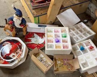 251 assortedholidaydecor