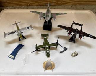 127 assorteddiecastaircraftmodelsandst