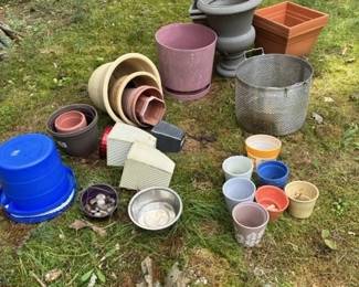 033 assortedgardenplantersandmetalcolan