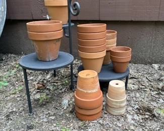 031 metalplantstandswithterracottaflowe